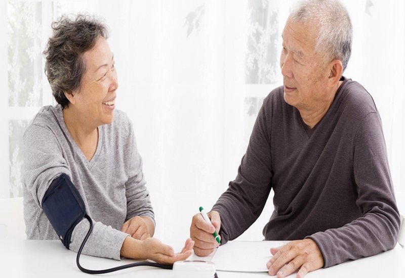 Nguyên nhân và cách điều trị huyết áp và nhịp tim của người cao tuổi hiệu quả