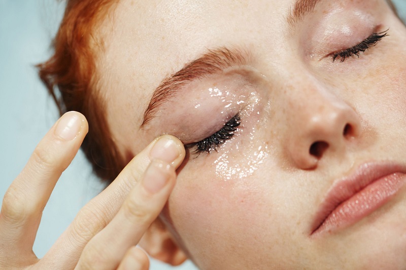Phương pháp massage mắt để giảm sưng sau khi khóc như thế nào?