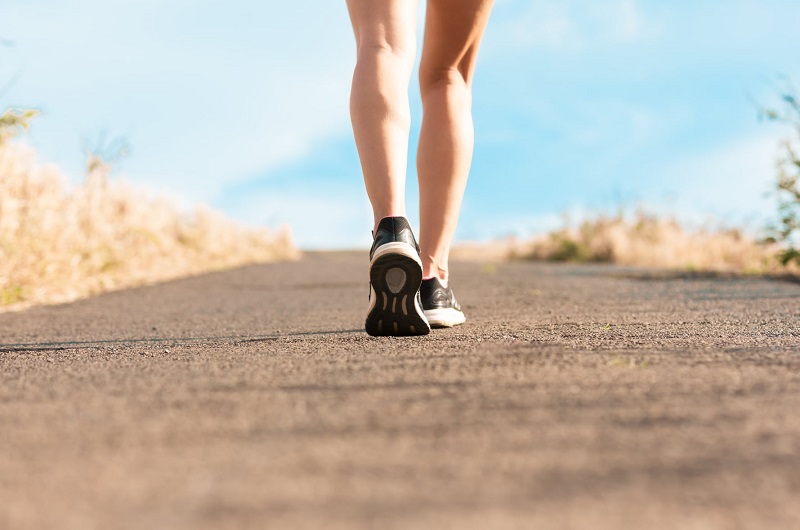 Có cần tham gia các khóa tập luyện đặc biệt khi bị đau lưng để đi bộ hiệu quả hơn?
