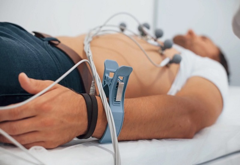 Điện cực của máy điện tim được lắp đặt ở đâu trên cơ thể? Vì sao vị trí lắp điện cực quan trọng?
