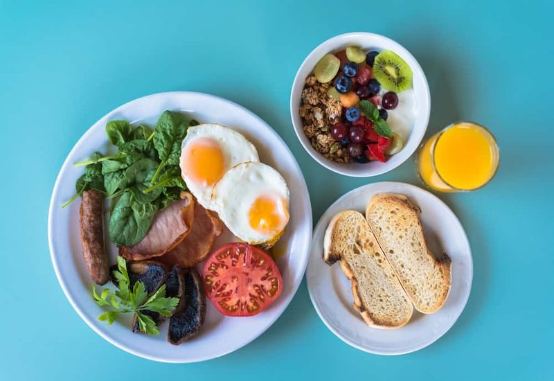 Protein là loại chất gì và vì sao nó quan trọng trong bữa sáng? 
