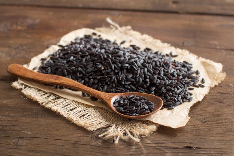 Gạo đen có nguồn chất xơ dồi dào nhờ còn nguyên cám và lớp nội nhũ
