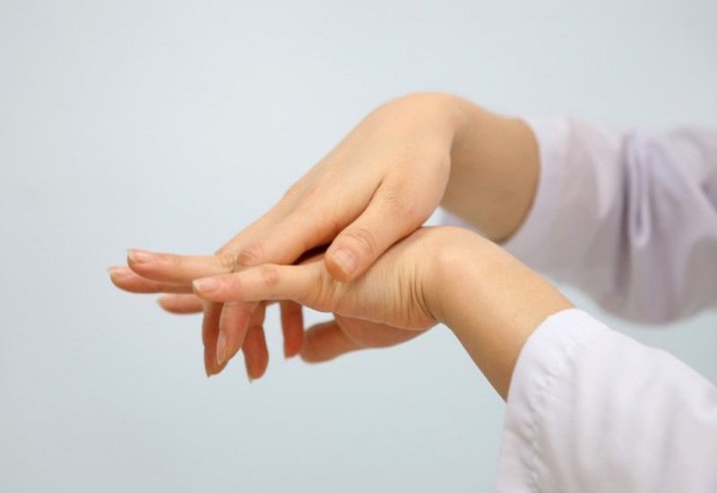 Bệnh lý thần kinh quay sẽ gây ra các triệu chứng liên quan đến cảm giác và vận động ở tay