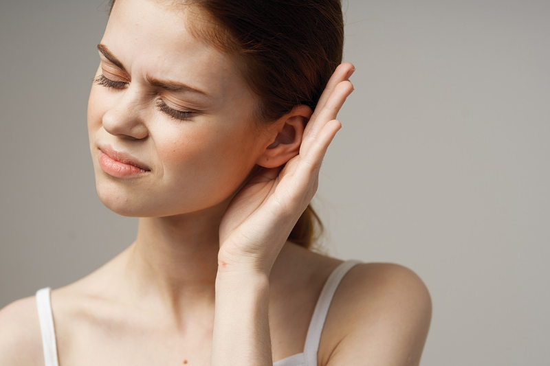 Đau tai thường bao gồm đau, khó chịu và có thể ngứa, sưng, hoặc rát
