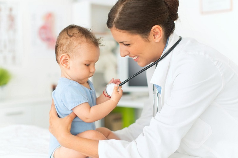 Cho trẻ đến cơ sở y tế uy tín kiểm tra khi cơ thể bắt đầu xuất hiện mụn sữa