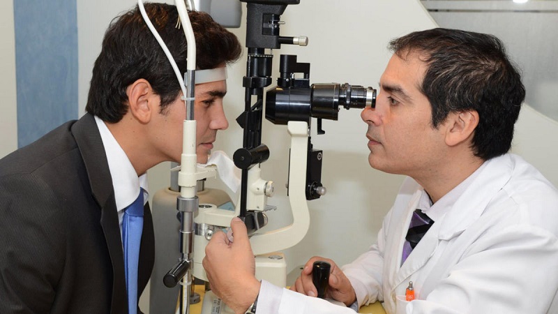 Da vùng mắt đỏ rát kèm bất thường về thị lực nên đi khám bác sĩ chuyên khoa mắt