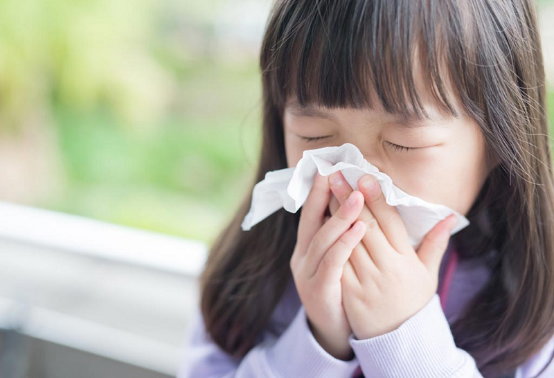 Cảm lạnh có thể là nguyên nhân khiến bé bị sốt, ho, sổ mũi, mắt đổ ghèn