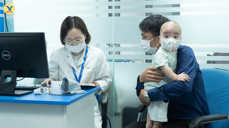 Khi bé bị sốt cao, mắt có ghèn, ho, sổ mũi, cha mẹ nên cho con khám bác sĩ chuyên khoa để điều trị đúng hướng