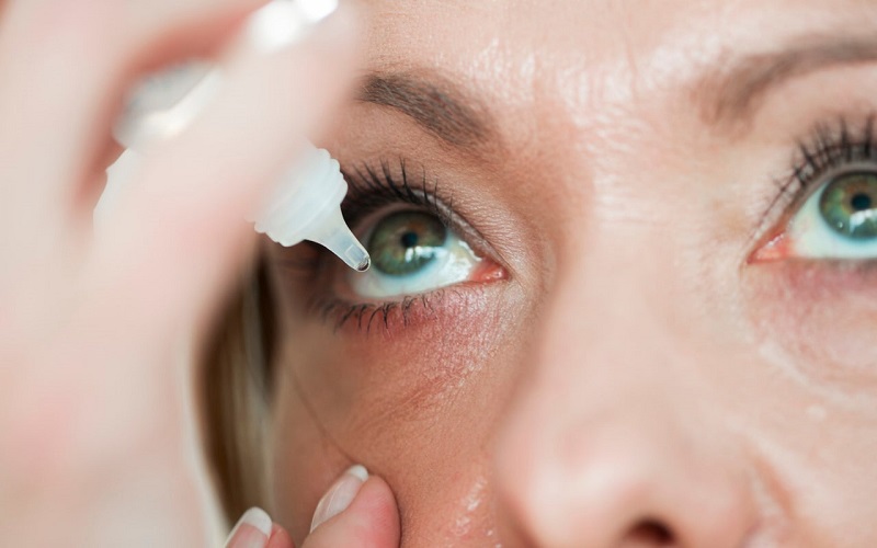 Một trong những công dụng chính của thuốc nhỏ mắt là làm dịu, chống mỏi mắt