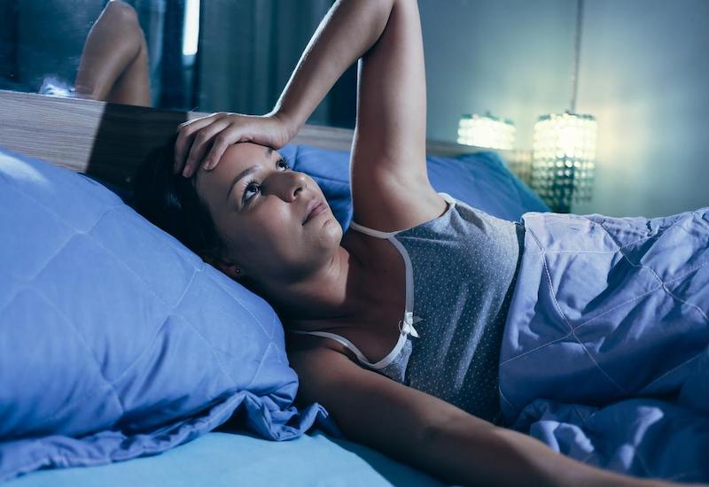 Rối loạn giấc ngủ là một trong những nguyên nhân dẫn tới triệu chứng co giật chân tay khi ngủ