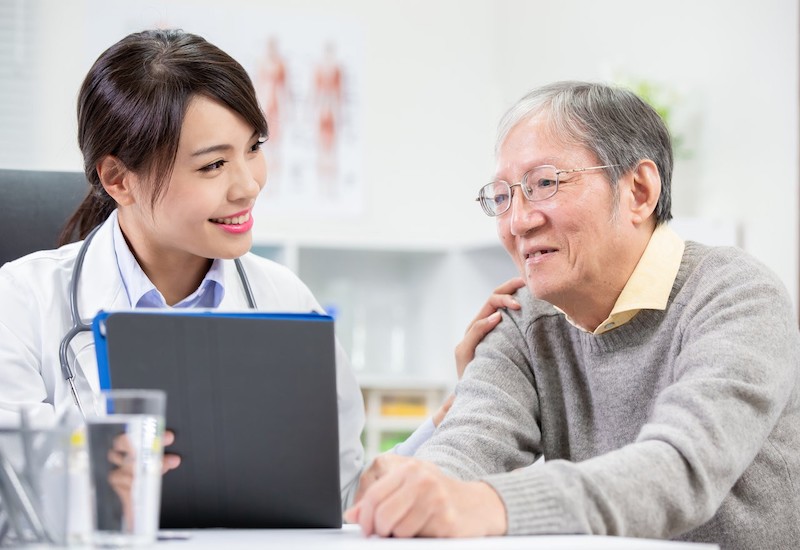 Thăm khám sức khỏe định kỳ cũng là cách bảo vệ sức khỏe mà người cao tuổi nên áp dụng