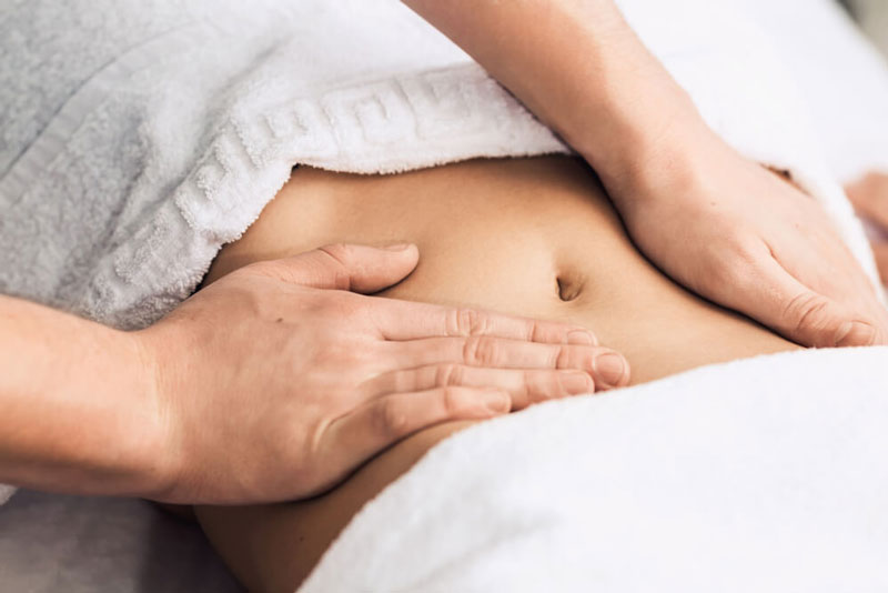 Massage quanh rốn sẽ giúp bệnh nhân cảm thấy dễ chịu hơn