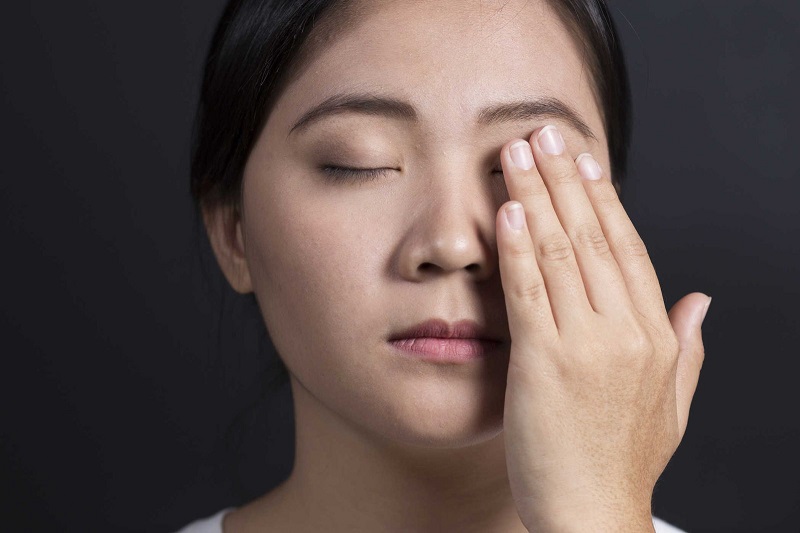 Mắt bị đau nhức thường kèm mỏi mắt, chảy nước mắt, đau đầu