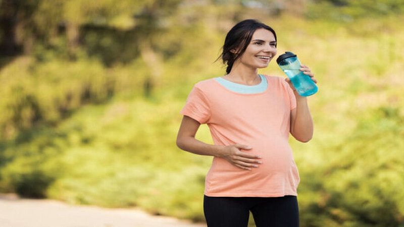 Tập luyện nhẹ nhàng và uống đủ nước giúp hỗ trợ phòng ngừa tiền sản giật ở mẹ bầu