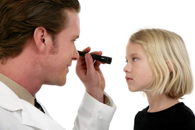 Cha mẹ nên theo dõi để phát hiện sớm dấu hiệu bất thường thị lực và cho trẻ khám bác sĩ kịp thời