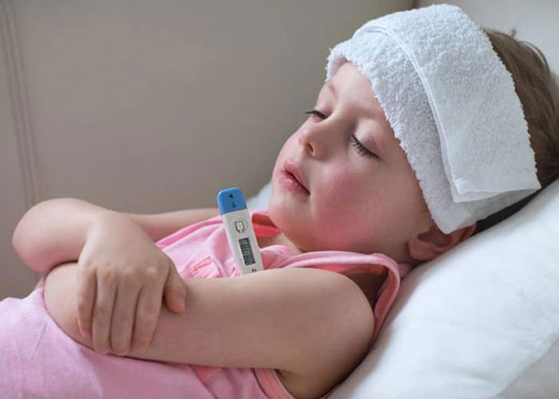 Hạ sốt cho trẻ là cách chăm sóc trẻ viêm phổi tại nhà cần thiết