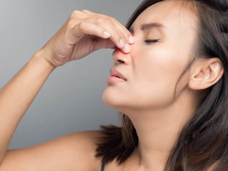Có những triệu chứng gì thường xuất hiện khi mắc ung thư mũi?
