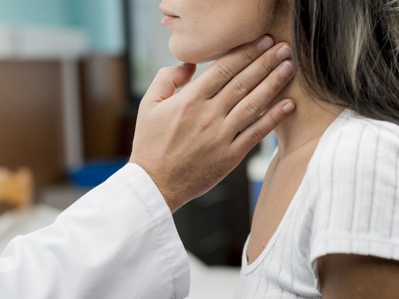 Tìm hiểu chi tiết triệu chứng ung thư hạch cổ và cách phòng ngừa
