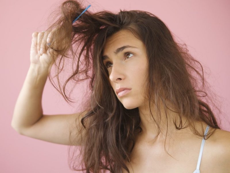 Để cải thiện hiệu quả tình trạng tóc khô xơ bạn cần xác định được nguyên nhân gây ra nó
