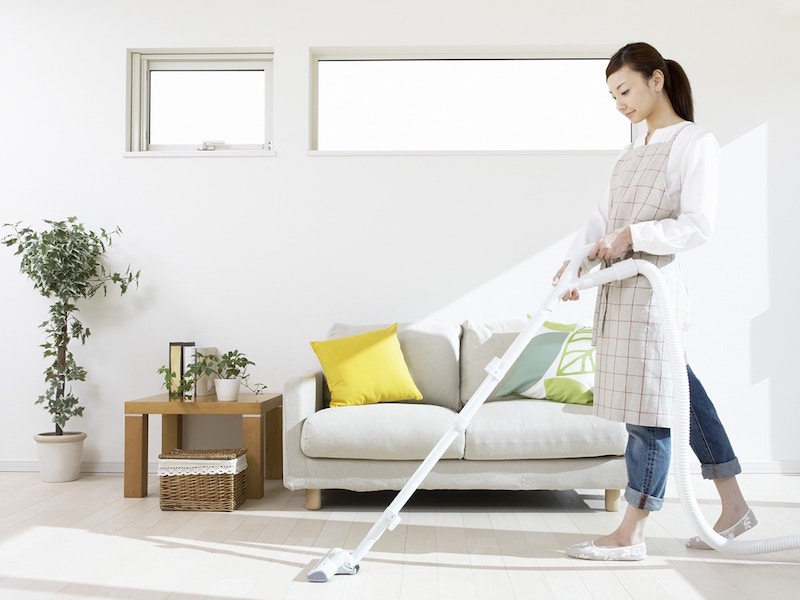 Bạn nên thường xuyên dọn dẹp nhà cửa để loại bỏ các chất gây kích ứng 