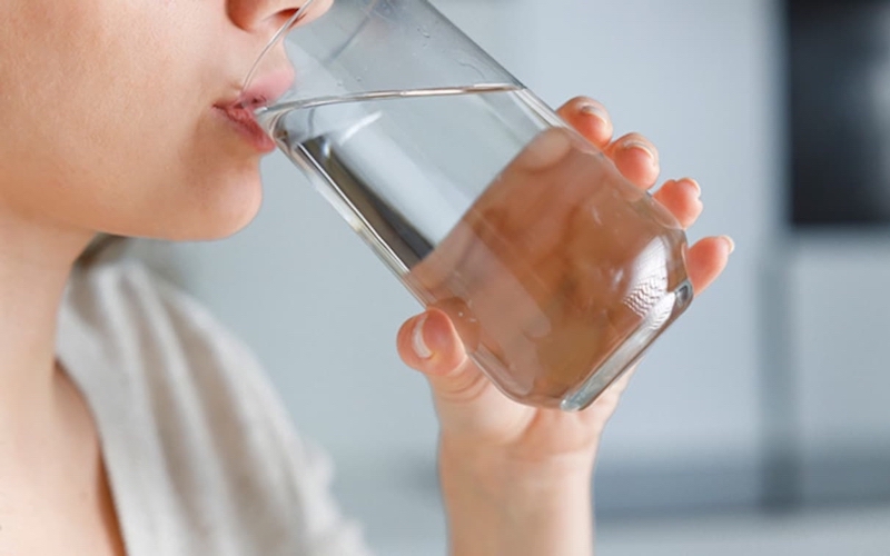 Uống đủ nước là cách đơn giản để cải thiện tình trạng khô cổ họng 