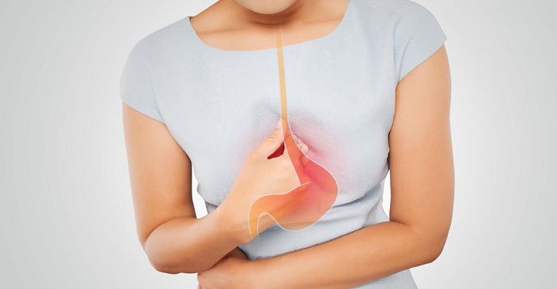 Bệnh nhân khi bị trào ngược axit dạ dày thực quản thường có triệu chứng nóng cổ họng