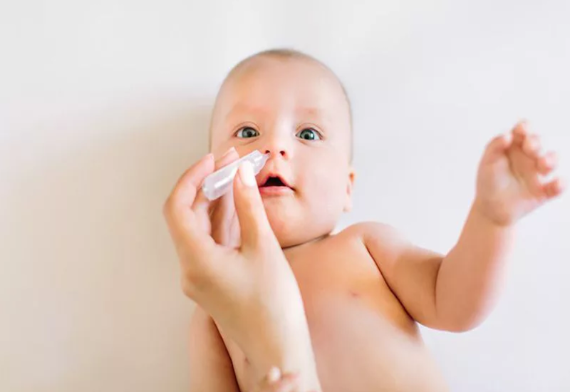 Nước muối sinh lý giúp làm sạch các bụi bẩn trong mắt - mũi - tai của trẻ