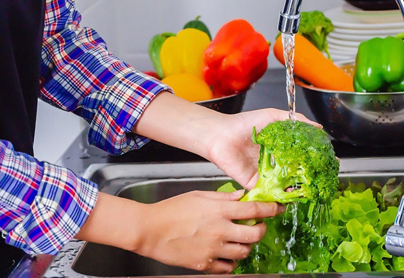 Nên rửa rau củ trước khi ăn để phòng ngừa bệnh