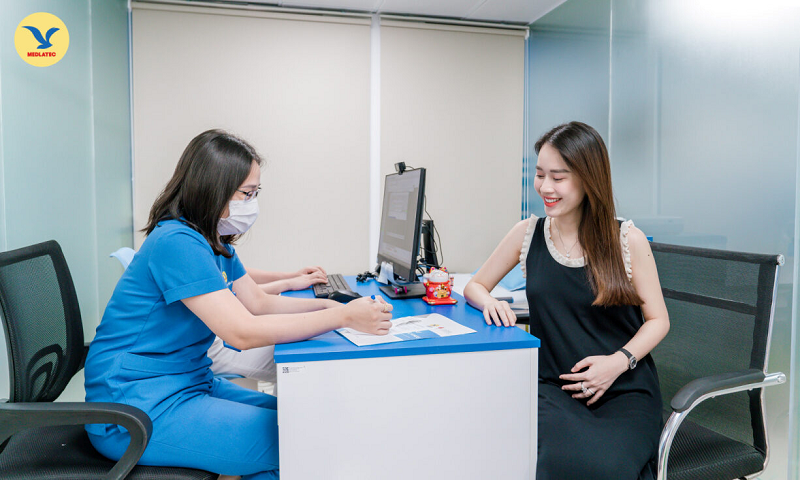 Khách hàng kiểm tra và theo dõi sức khỏe thai kỳ tại MEDLATEC