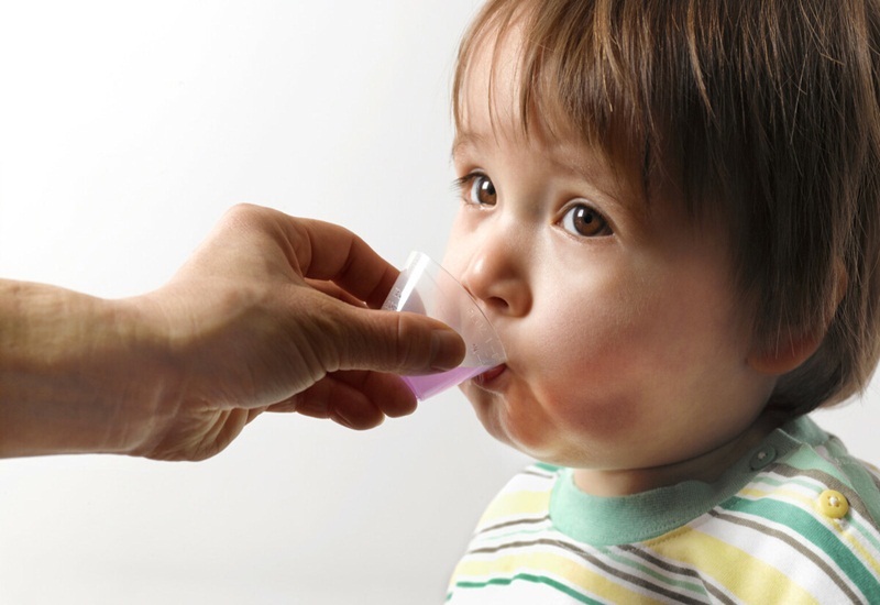 Thuốc hạ sốt cho trẻ dạng siro thường được dùng cho trẻ nhỏ chưa nuốt được viên nén