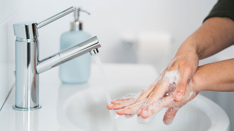 Trước khi ăn hoặc sau khi đi vệ sinh, bạn hãy nhớ rửa sạch tay 