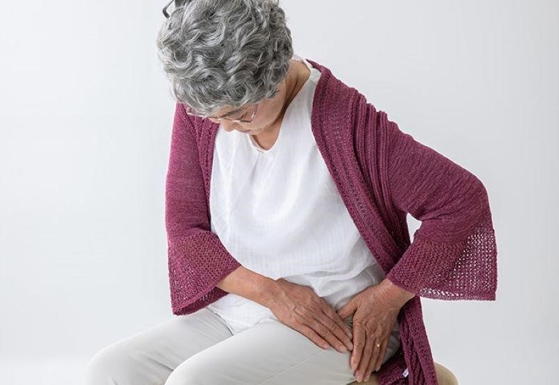 Cơn đau do viêm bao hoạt dịch khớp háng có thể lan lên hông trái hoặc phải