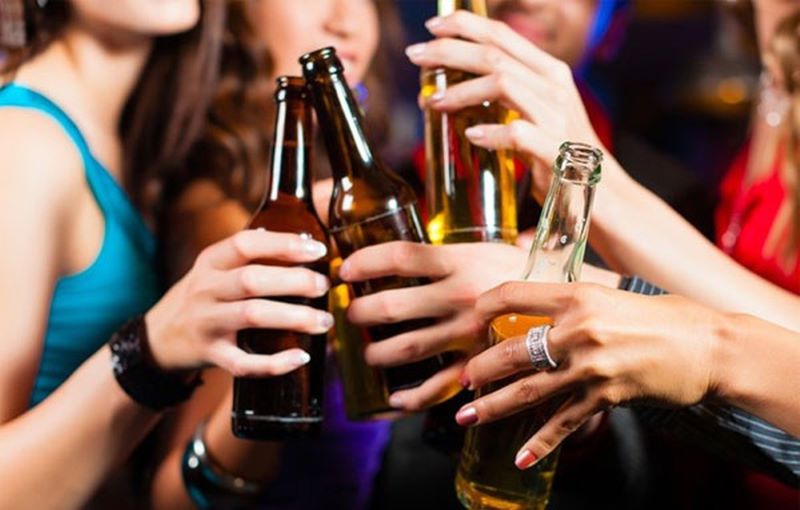 Người uống nhiều rượu, bia nên xét nghiệm chức năng gan thường xuyên