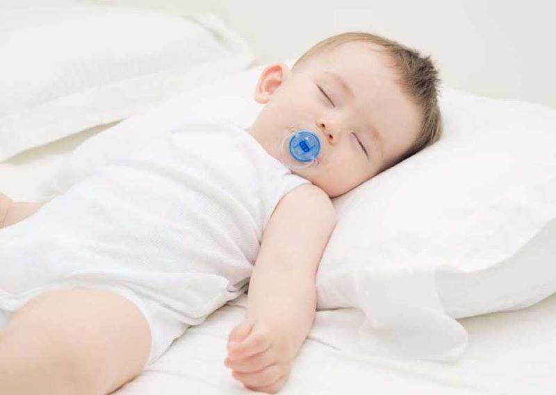 Không nên cho trẻ sơ sinh nằm gối quá sớm sẽ ảnh hưởng đến thóp