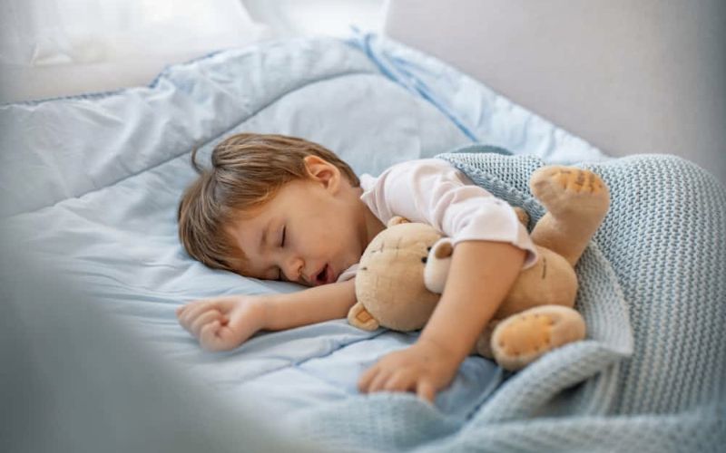 Để bé ngủ ngon và sâu giấc thì môi trường ngủ phải sạch sẽ, mát mẻ và yên tĩnh