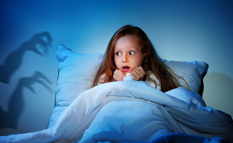 Trẻ khó ngủ có thể do phòng ngủ không thoải mái, tâm lý bất an, sợ hãi