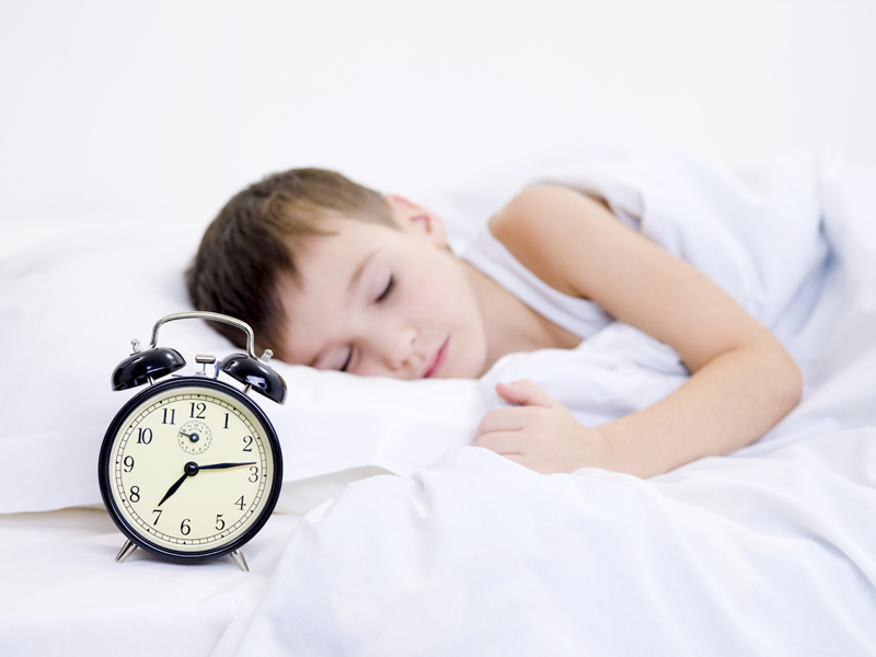 Trẻ khó ngủ nên làm gì? Hãy tập cho bé thói quen đi ngủ đúng giờ 