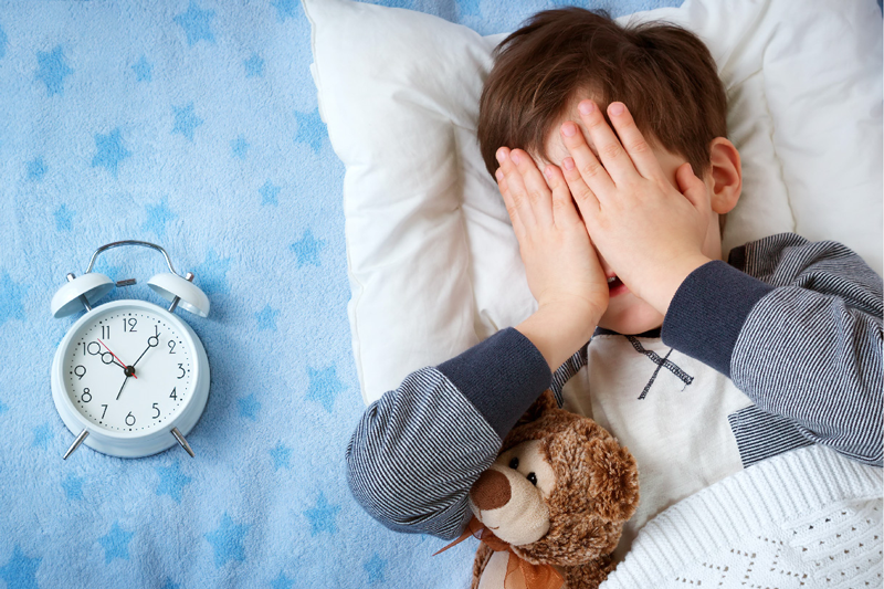 Trẻ trằn trọc khó ngủ không loại trừ do gặp vấn đề về sức khỏe hoặc cơ thể thiếu chất