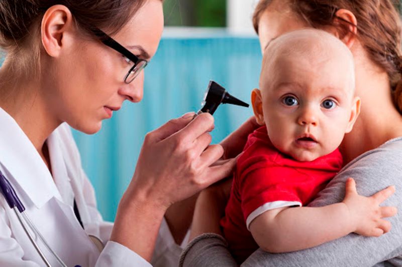 Khi bé có các biểu hiện của viêm tai giữa thì cần đưa trẻ đi gặp bác sĩ chuyên khoa