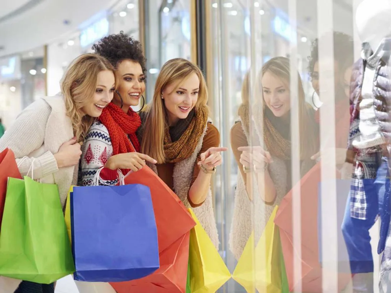 Tránh xa căng thẳng thường ngày bằng cách hẹn hò bạn bè cùng nhau đi mua sắm