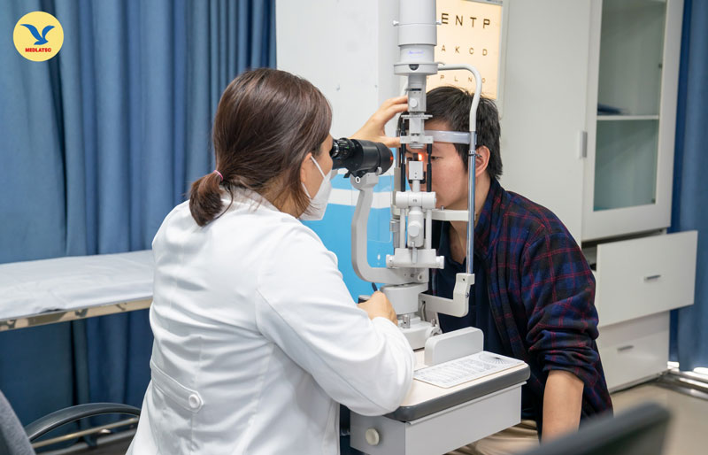 Các bác sĩ chuyên khoa mắt sẽ lên một phác đồ điều trị thích hợp