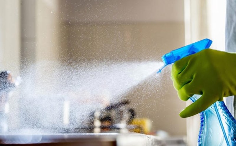 Đeo găng tay khi làm việc nhà để bảo vệ móng tránh tiếp xúc với hóa chất độc hại