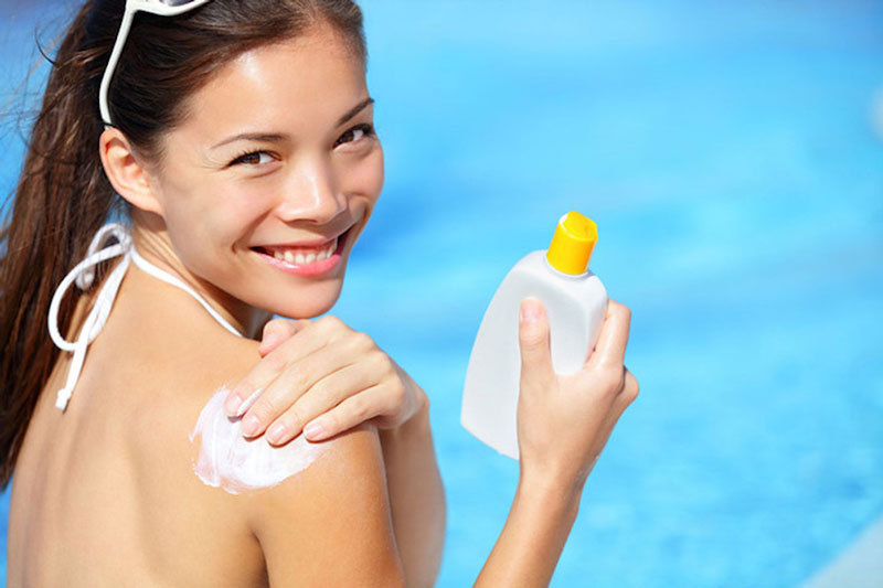 Sử dụng kem chống nắng thường xuyên để bảo vệ da khỏi tác động của tia UV