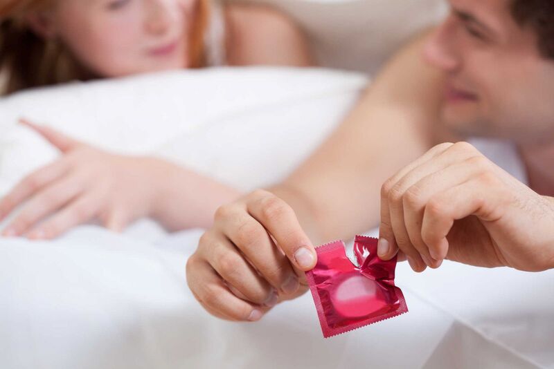 Luôn dùng bao cao su khi quan hệ là cách phòng ngừa herpes an toàn