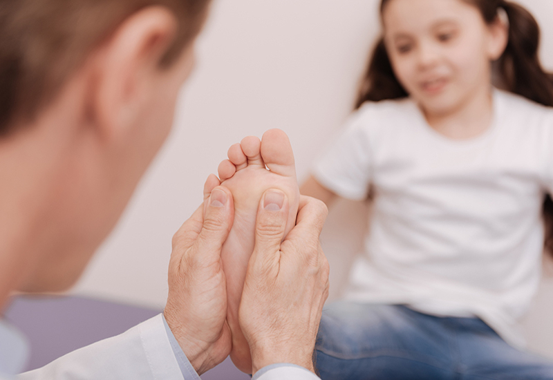 Trẻ đau chân về đêm có thể là triệu chứng của bệnh gì?