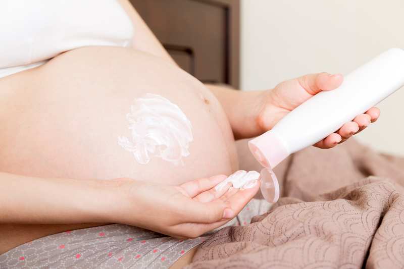 Mẹ bầu có thể sử dụng kem trị rạn da ngay từ tháng thứ 3 của thai kỳ