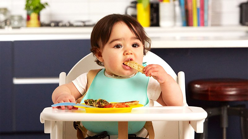 Khi chăm sóc trẻ biếng ăn, bố mẹ hãy thật kiên nhẫn khi mời món mới