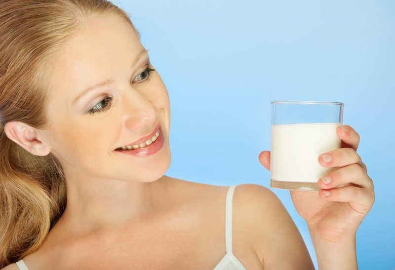 Uống sữa tươi giúp cấp ẩm và ngăn ngừa các vấn đề về da hiệu quả