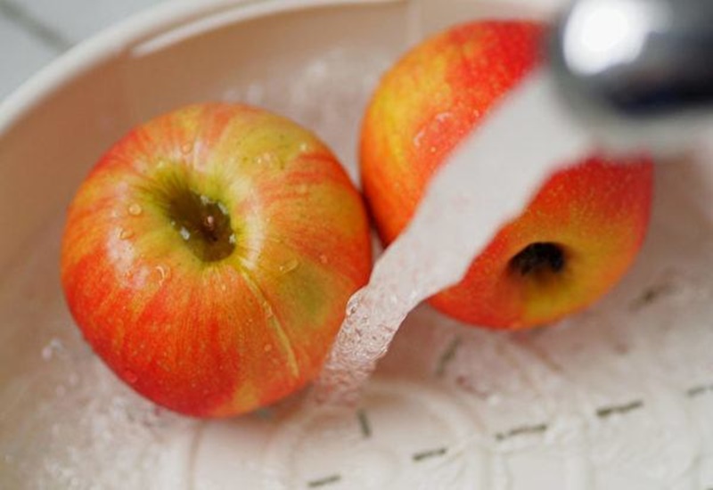 Rửa sạch táo trước khi ăn