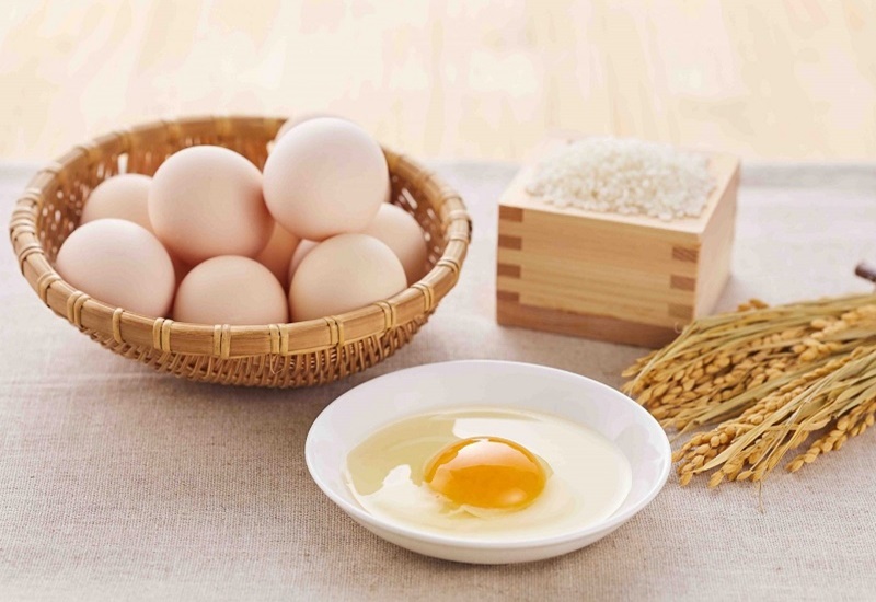Không nên ăn trứng sống để tránh ngộ độc